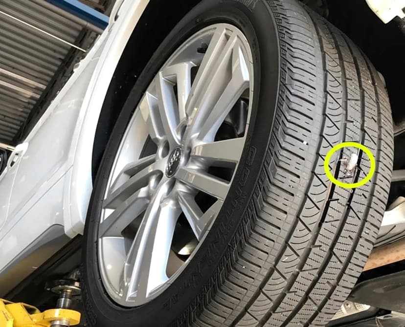Monteur van MBpechhulp vervangt een band aan de servicebus